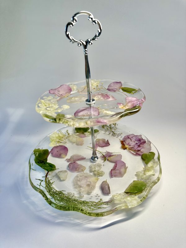 Thick plate wave cake stand