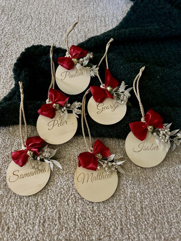 Engraved bauble with dried flowers